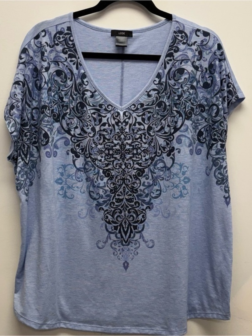 4 for $25 ❤️ Leebe Blue Scroll Print V-Neck Top | Size 2X ❤️